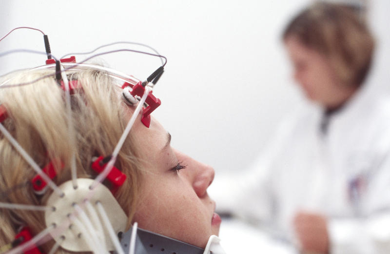 s:93:"Einer jungen Frau wird ein EEG (Elektro-Enzephalogramm = Hirnschrift) abgeleitet (Archivbild)";