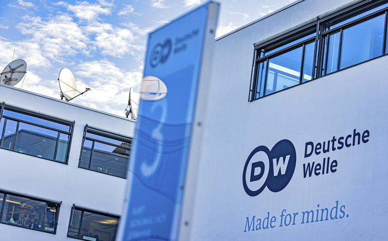 s:23:"Deutsche Welle in Bonn.";