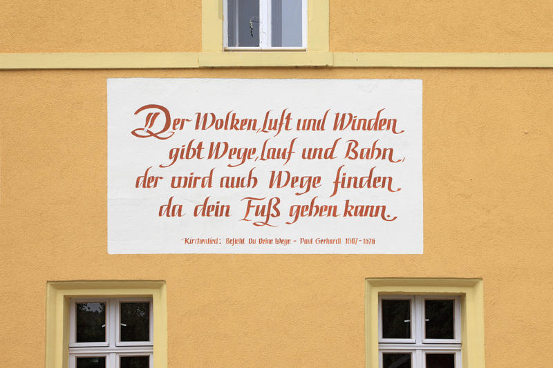 s:121:"Liedvers aus dem Kirchenlied "Befiehl Du Deine Wege" von Paul Gerhardt am Bahnhof von Klosterbuch an der Freiberger Mulde";