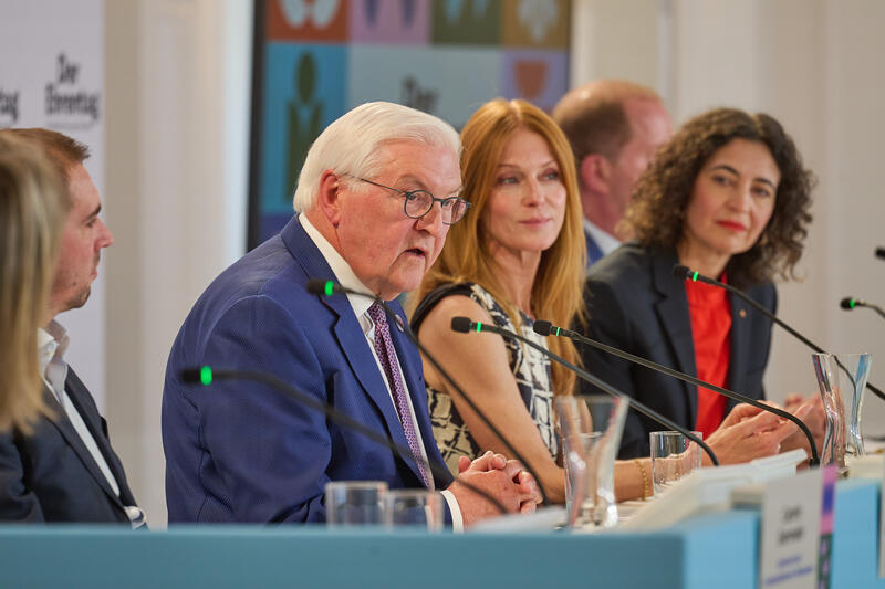 s:65:""Ehrentag" für das Grundgesetz: Steinmeier ruft zum Anpacken auf";