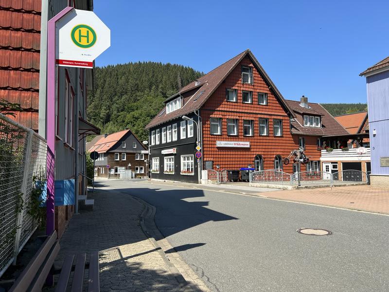s:99:"In ländlichen Regionen ist die Anbindung an den öffentlichen Nahverkehr oft schwierig (Symbobild)";