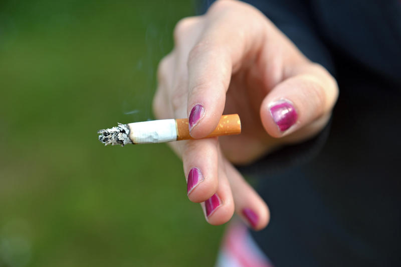 s:30:"Jugendliche rauchen Zigaretten";