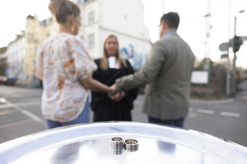 s:36:"Einfach Heiraten an der Bahnschranke";