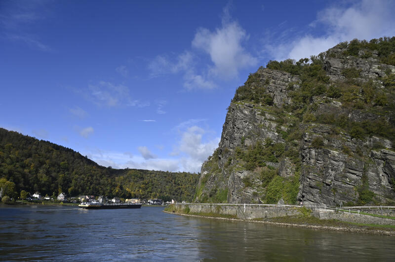 s:82:"Loreley-Felsen bei St. Goarshausen am Rhein; UNESCO-Welterbe Oberes Mittelrheintal";