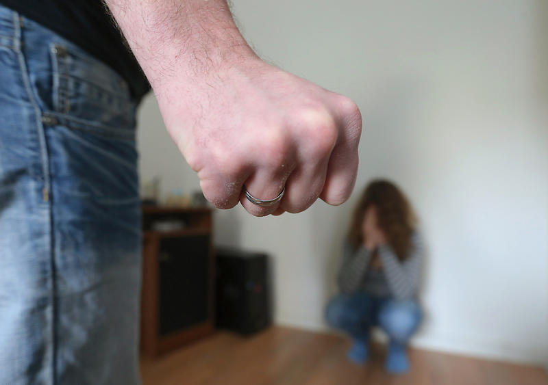 s:30:"Themenfoto "Häusliche Gewalt"";