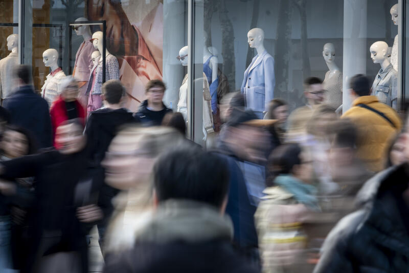 s:33:"Menschen in einer Einkaufsstraße";
