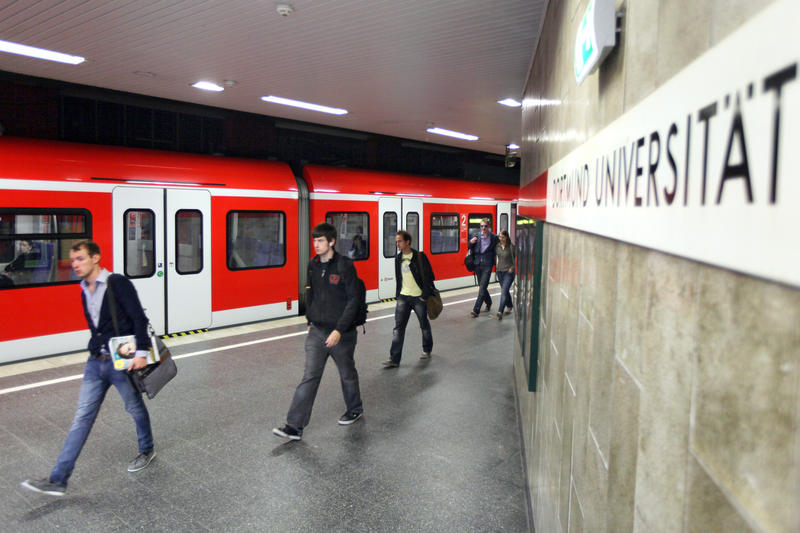 s:59:"Studierende an der S-Bahn-Haltestelle Dortmund-Universität";