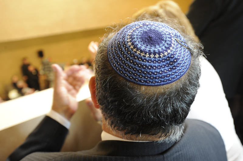 s:94:"Immer mehr Juden scheuen offenbar davor zurück, außerhalb der Synagoge eine Kippa zu tragen.";