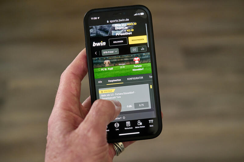 s:47:"Online-Sportwettenanbieter auf einem Smartphone";