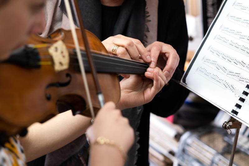 s:31:"Ein Schüler übt Geigespielen.";