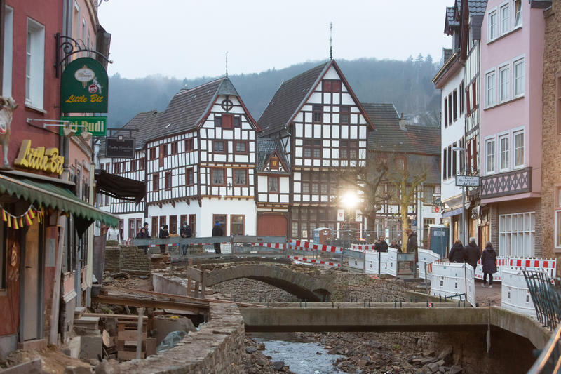 s:100:"Die Flutkatastrophe vor fünf Jahren hatte das Eifelstädtchen Bad Münstereifel zum Teil zerstört.";