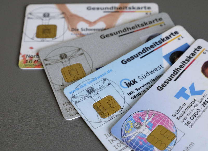 s:71:"Gesundheitskarten verschiedener gesetzlicher Krankenkassen (Symbolbild)";