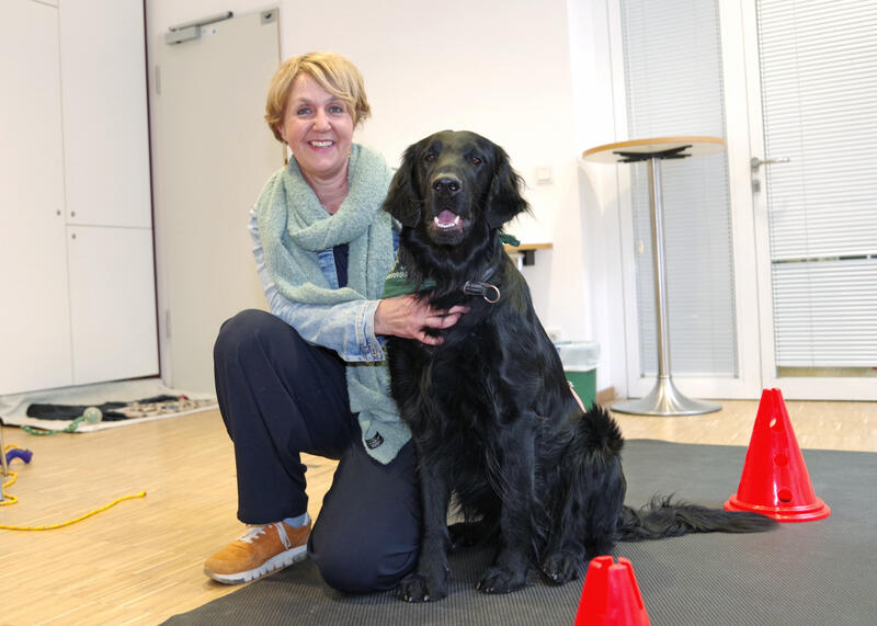 s:50:"Sozialpädagogin Karina Brändlin mit Hund Skipper";
