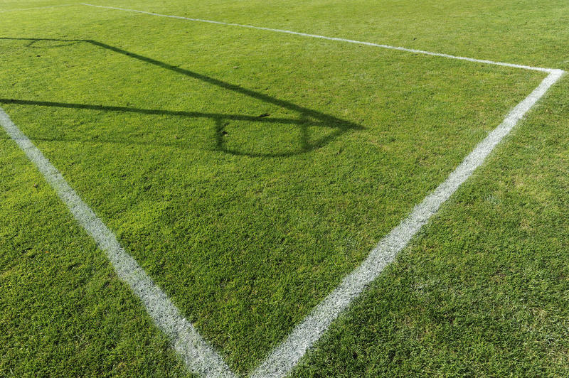 s:58:"Sport, Rasen auf einem Fußballplatz und Schatten des Tors";