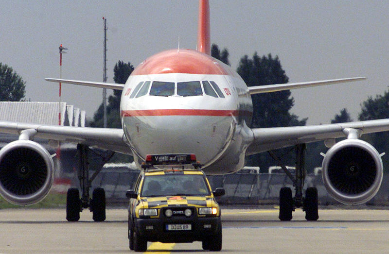 s:35:"Flugzeug am Düsseldorfer Flughafen";