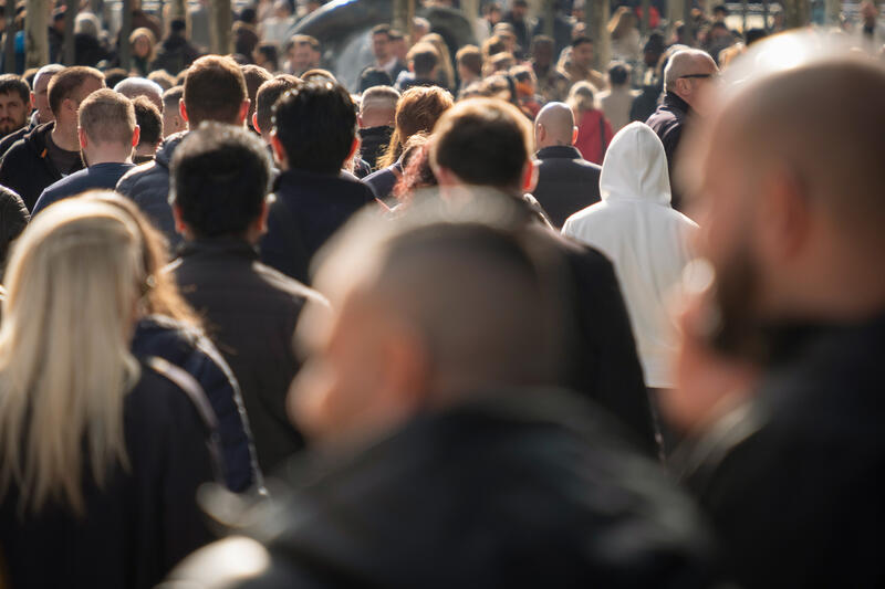 s:40:"Menschen in Fußgängerzone (Symbolbild)";
