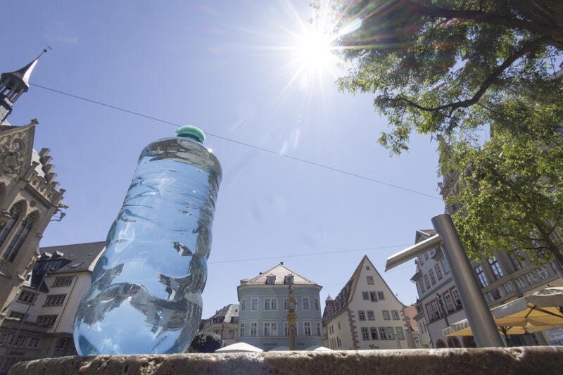 s:197:"Das Durstgefühl ist häufig vermindert, und der Körper kann sich schlechter an hohe Temperaturen anpassen. Deshalb sei es wichtig, nicht erst auf Durst zu warten, sondern regelmäßig zu trinken.";