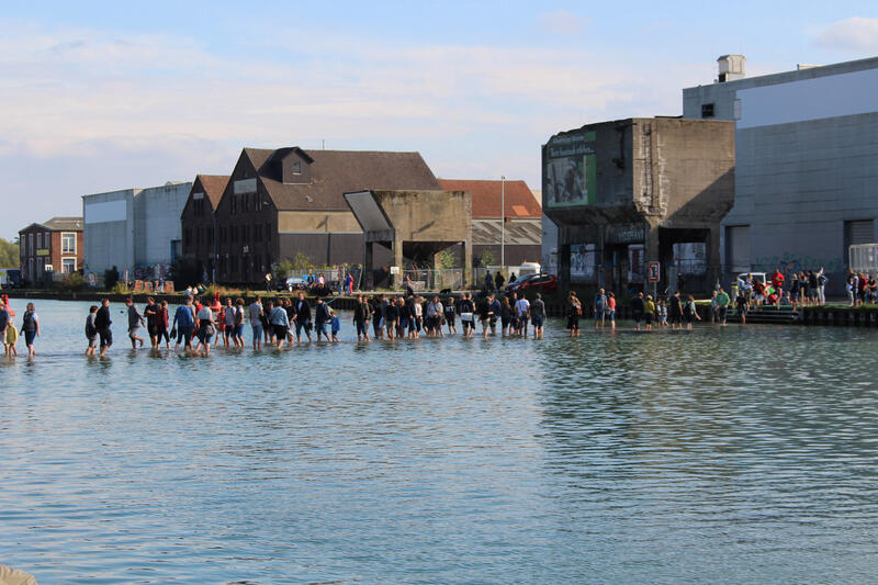 s:130:"Eines der Anziehungspunkte der Skulptur Projekte 2017 war Ayse Erkmens Installation "On Water" im Hafen von Münster (Archivbild).";