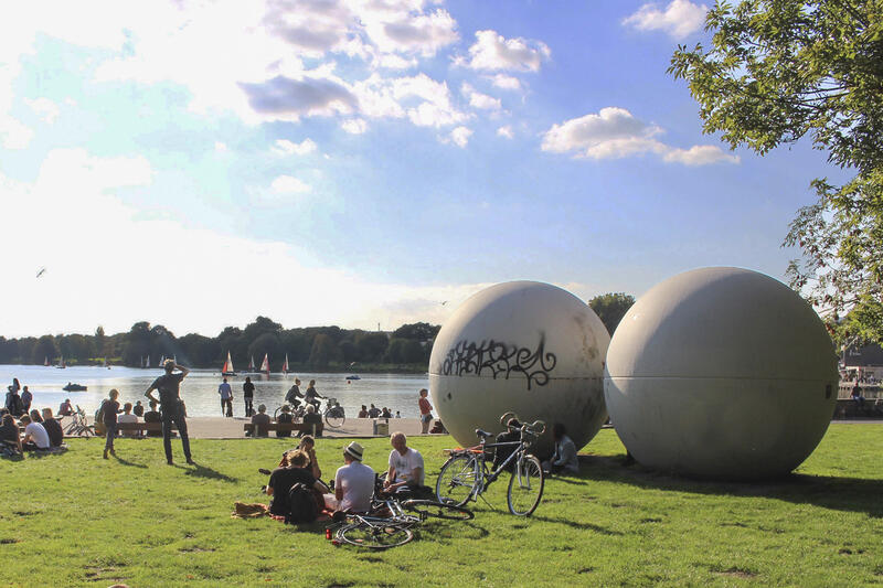 s:59:""Giant Pool Balls" von Claes Oldenburg am Aasee in Münster";