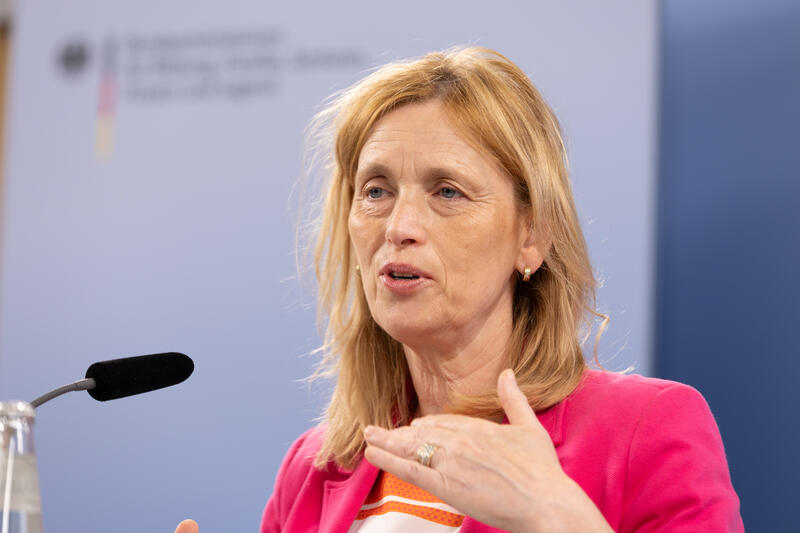 s:37:"Bundesfamilienministerin Karin Prien.";