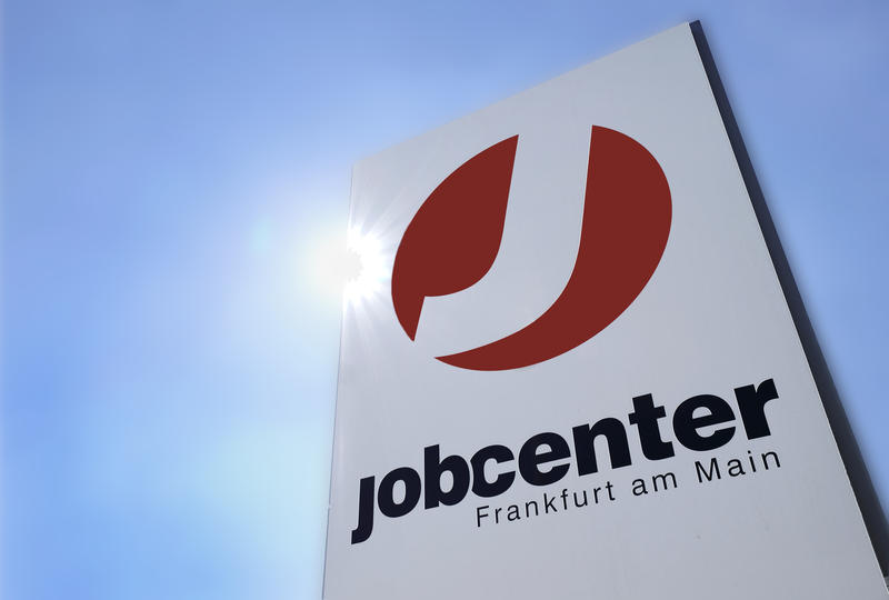 s:44:"Schild eines Jobcenters in Frankfurt am Main";
