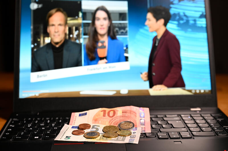 s:59:"Der monatliche Rundfunkbeitrag beträgt derzeit 18,36 Euro.";