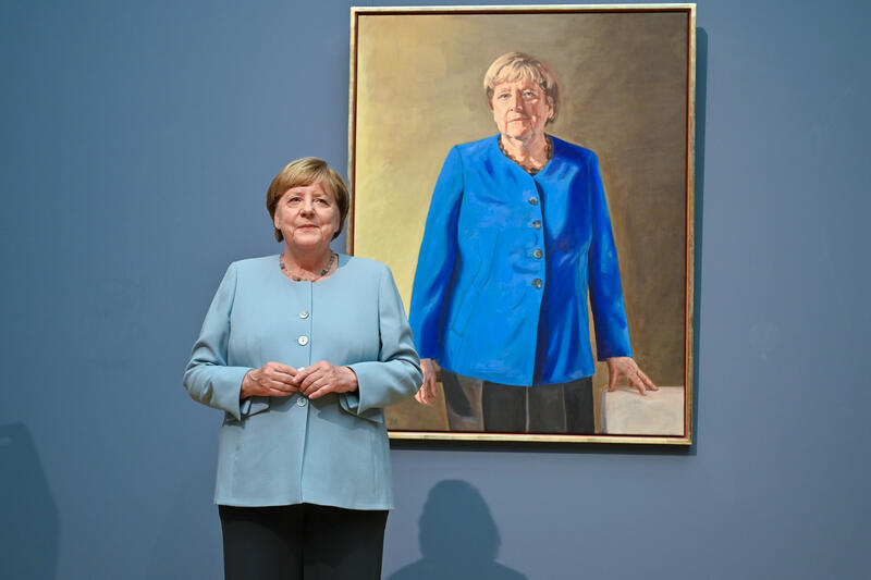 s:23:"Merkel vor dem Porträt";