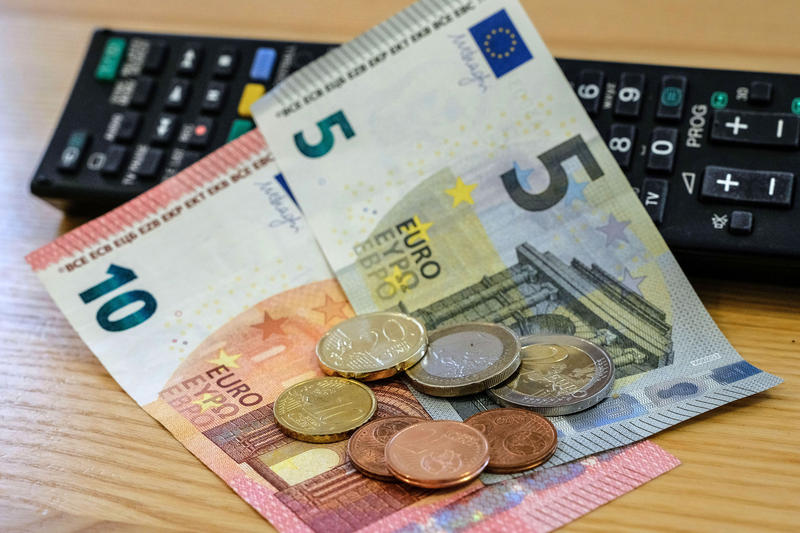 s:50:"TV-Fernbedienung und ein Geldbetrag von 18,36 Euro";