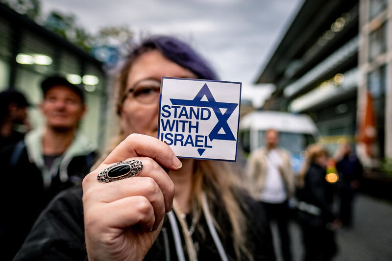 s:67:"Aufkleber mit dem Davidstern und der Aufschrift "Stand with Israel"";