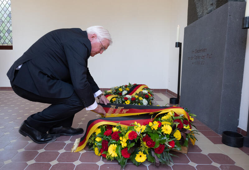 s:64:"Steinmeier erinnert im Ahrtal an Opfer der Flutkatastrophe 2021.";
