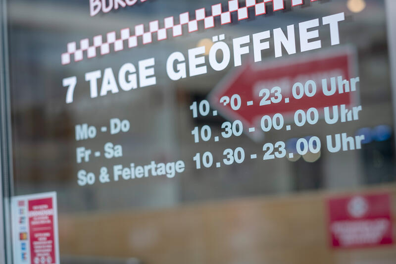 s:44:"Ladenöffnungszeiten in einer Einkaufsmeile.";