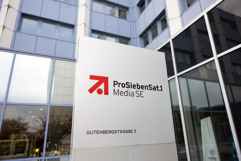 s:42:"Logo vor einem Gebäude von ProSiebenSat.1";