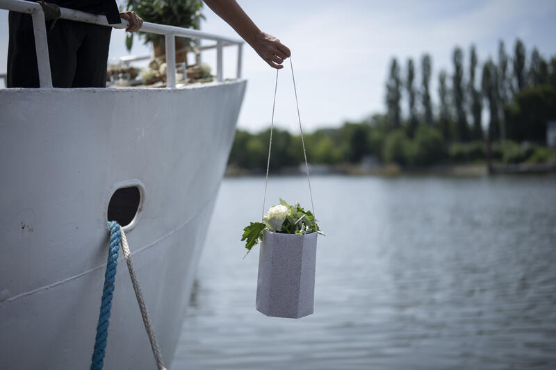 s:24:"Flussbestattung im Rhein";