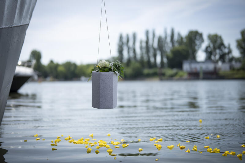 s:34:"Flussbestattung am Rhein bei Mainz";