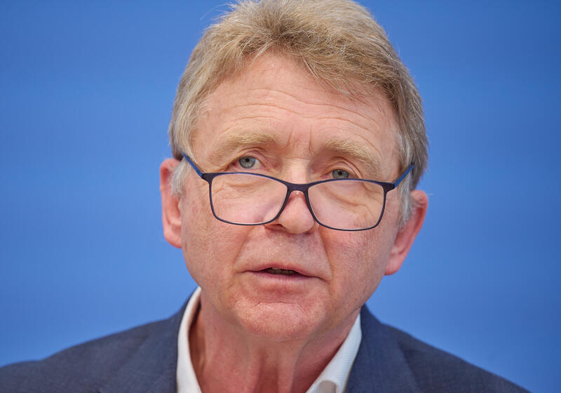 s:14:"Helmut Frister";