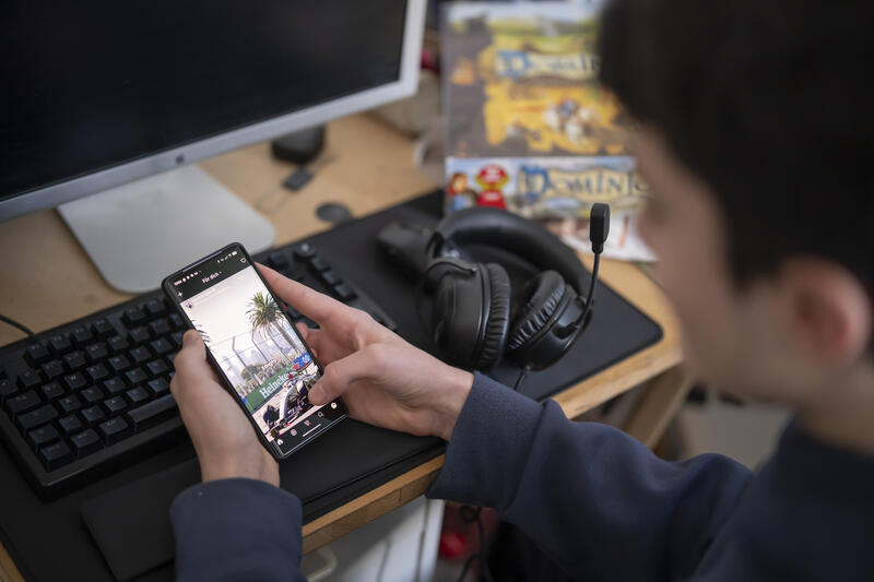 s:27:"Jugendlicher mit Smartphone";