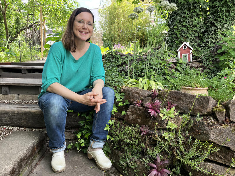 s:41:"Antje Müller in ihrem Garten bei Gießen";