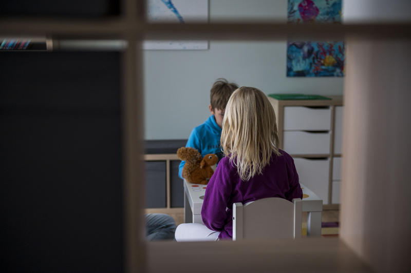s:63:"Kinder spielen in einer Einrichtung, die Kinder in Obhut nimmt.";