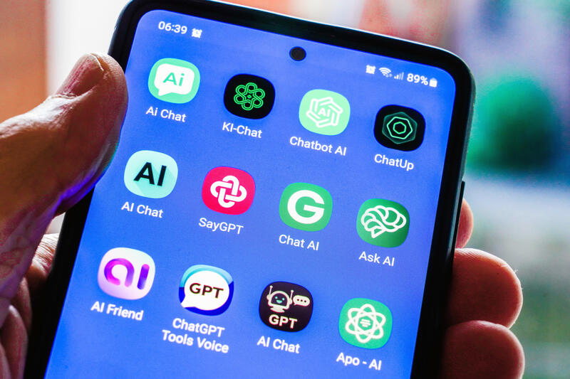s:30:"Smartphone mit KI-Chatbot-Apps";