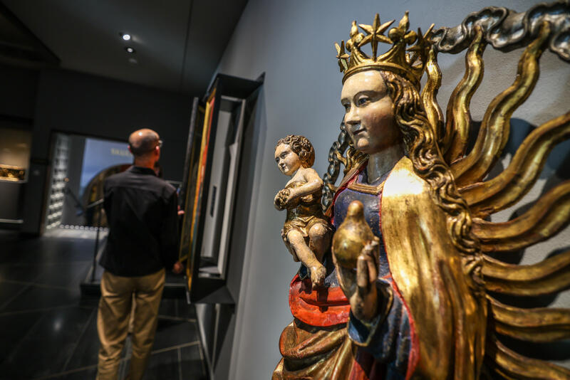 s:41:"Maria im Strahlenkranz in der Ausstellung";