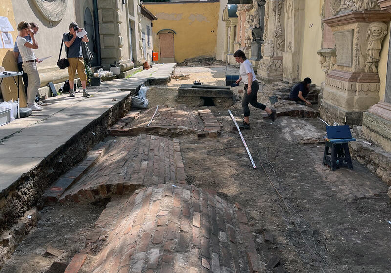 s:90:"Zum ersten Mal wurden auf dem Gesandtenfriedhof in Regensburg  die Grabkammern freigelegt.";