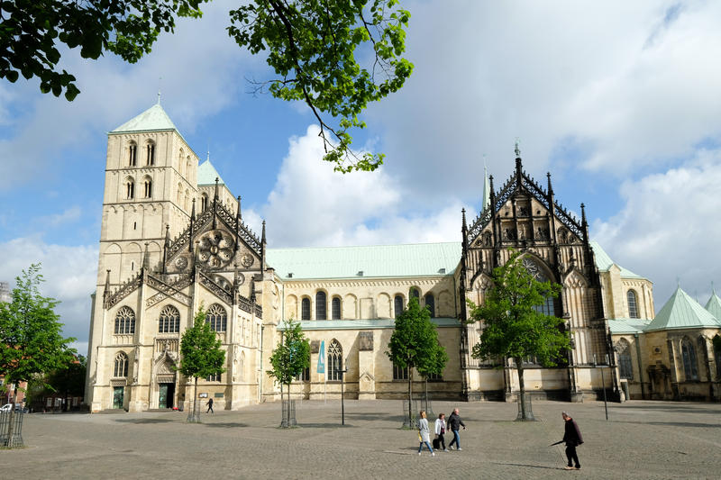 s:88:"Am 30. August wird auf dem Domplatz in Münster ein ökumenischer Gottesdienst gefeiert.";