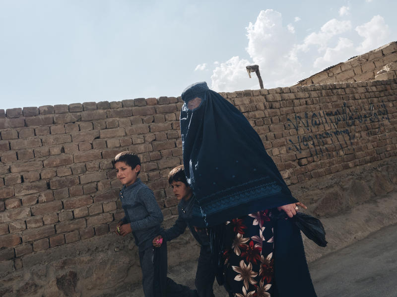s:147:"Eine Frau mit ihren Kindern auf den Straßen von Kabul (Foto vom 17.10.2021). Mit den Taliban habe sich die Lage noch einmal extrem verschlechtert.";