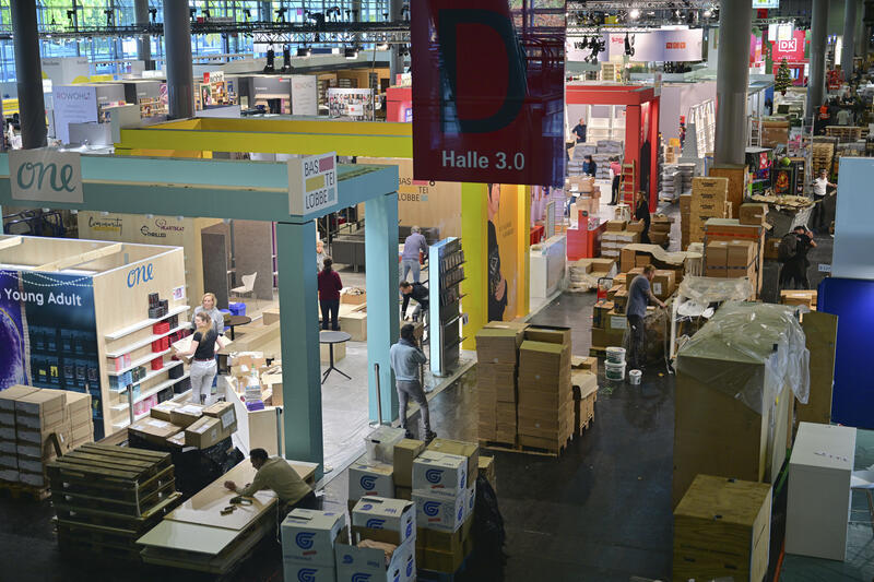s:113:"Vor Beginn der Frankfurter Buchmesse 2026 erfahren die Autoren, wer den Deutschen Buchpreis bekommt. (Archivfoto)";