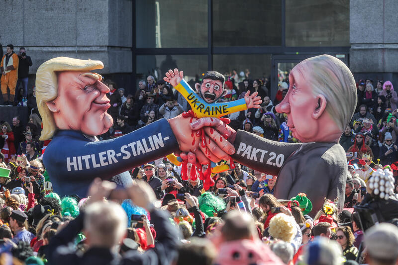 s:79:"Motivwagen des Künstlers Jacques Tilly im Rosenmontagszug 2025 in Düsseldorf.";