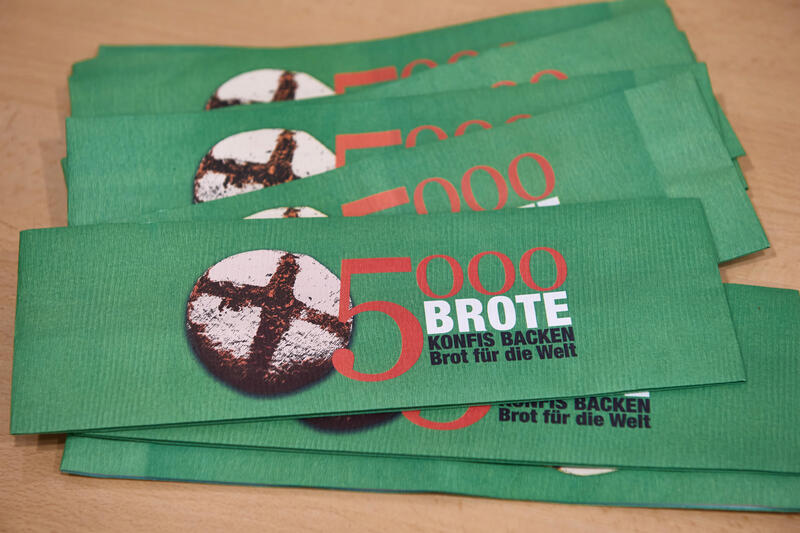 s:54:"Aktion 5.000 Brote - Konfis backen Brot für die Welt.";