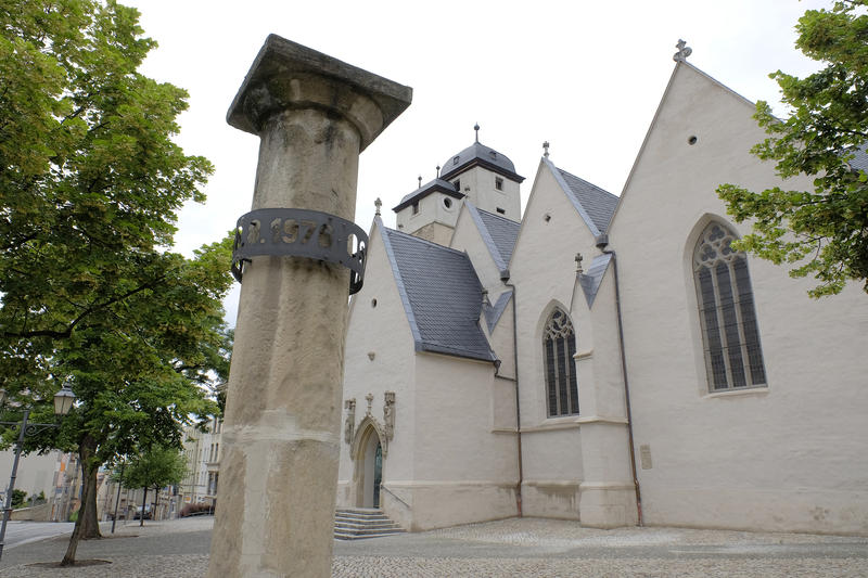 s:99:"Vor der Michaeliskirche in Zeitz erinnert eine Stele an die Selbstverbrennung von Oskar Brüsewitz.";