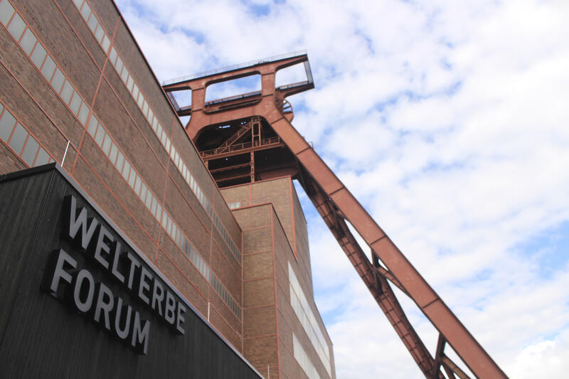s:56:"Zeche Zollverein in Essen ist eine der 12 Spielstätten.";