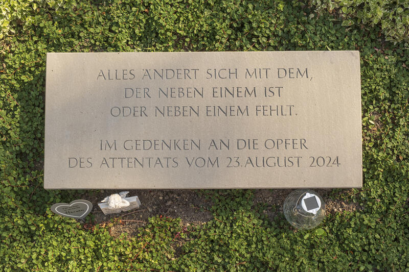 s:102:"Eine Steintafel erinnert an das Attentat vom 23. August 2024 auf dem Fronhof in Solingen (Archivbild).";