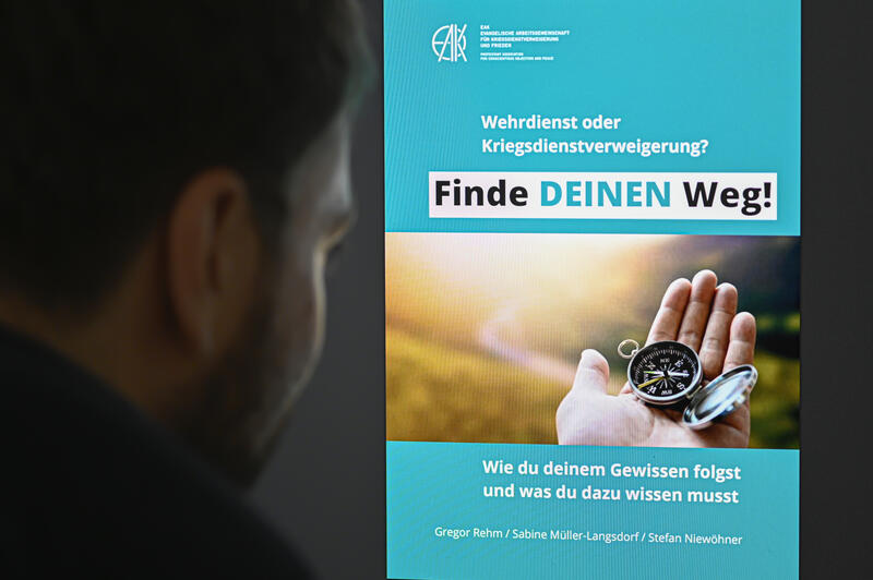 s:123:"Friedensbroschüre "Finde deinen Weg" der Evangelischen Arbeitsgemeinschaft für Kriegsdienstverweigerung und Frieden (EAK)";